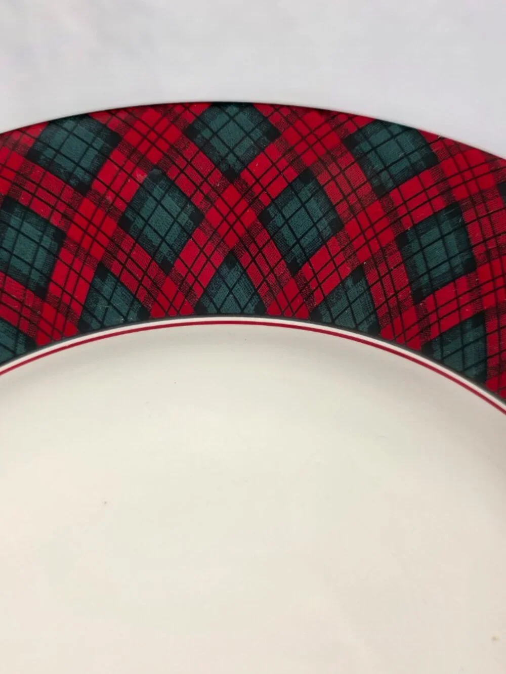 ONE (1) Sasaki Tartan Plaid Dinner Plate White with Red & Green Plaid Border